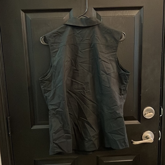 Button down sleeveless top - Picture 5 of 5